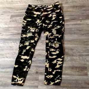 Army style ripped jeans